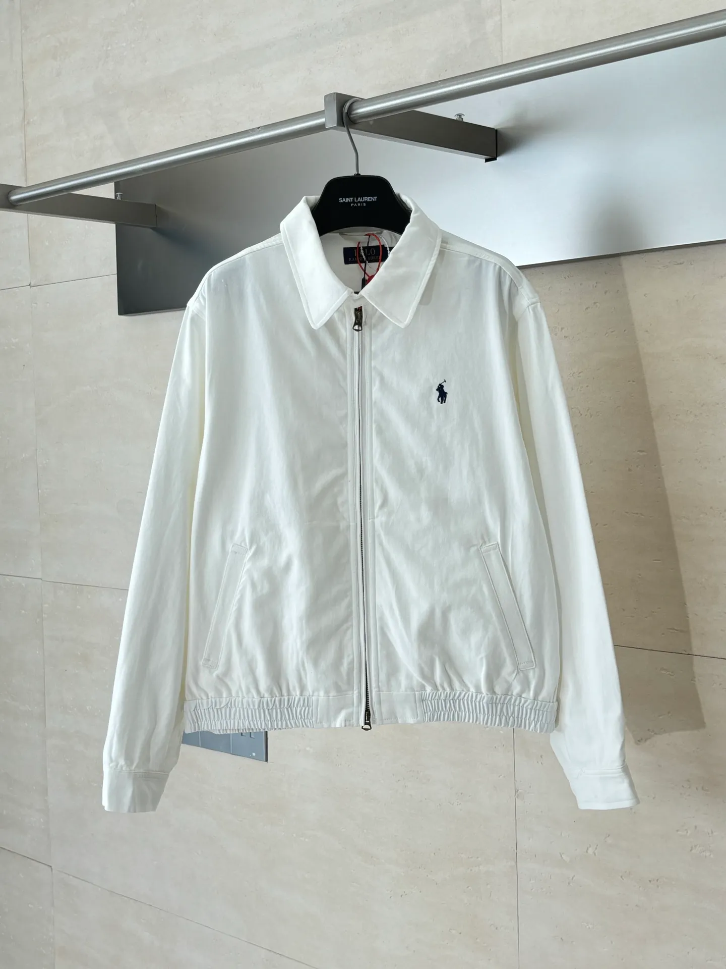 P500 Ralph Laure*/Ralph Lauren Centaur embroidered zipper jacket. Customized cloud velvet white twill fine cotton. Adopts imported machine embroidery technology. Uses advanced computer control system and precision mechanical components to realize the iconic pony embroidery operation. High precision. Smooth and delicate lines. Template machine bag opening. Preset template to guide the position, shape and size of the bag opening. Accuracy ensures the quality of the bag opening effect. Size: S/M/L/XL
